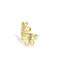 Goudkleurige verstelbare ring met twee opengewerkte bloemen met vijf bloemblaadjes.