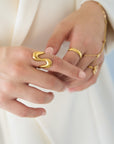 Goudkleurige verstelbare stainless steel ring met brede golvende vorm