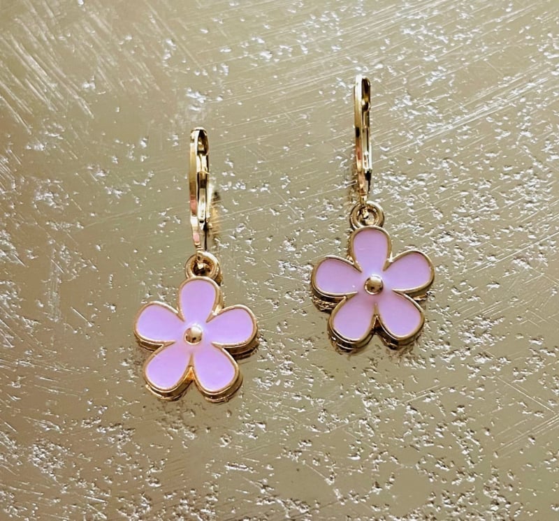 Be-Lovely | Vergulde Oorringen met Lichtroze Bloemen Bedels