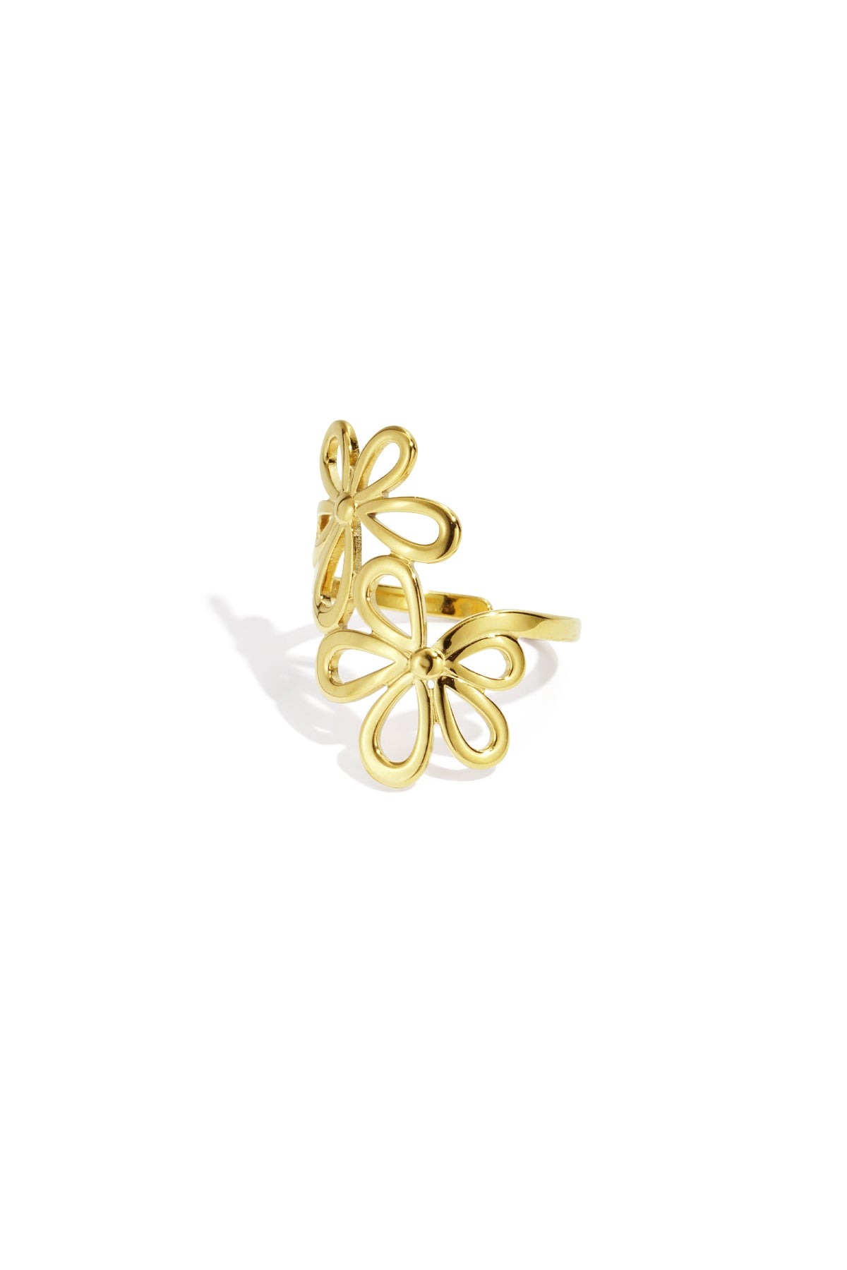 Goudkleurige verstelbare ring met twee opengewerkte bloemen met vijf bloemblaadjes.