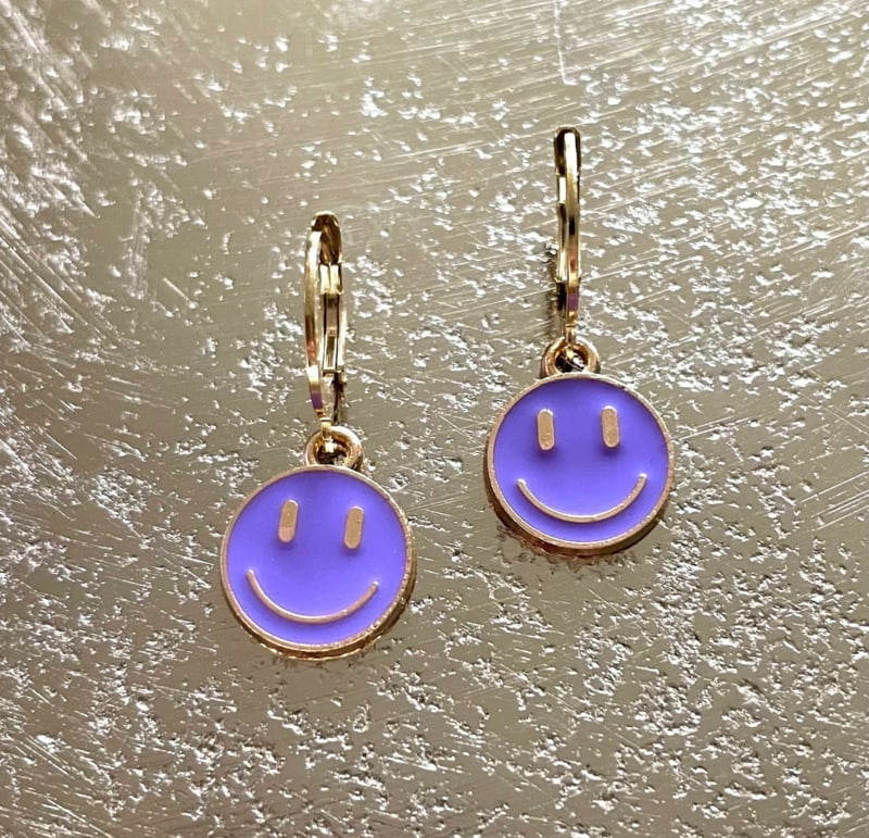 Be-Lovely | Prachtige 24k Vergulde Stainless Steel Oorringen met Paarse Smilies