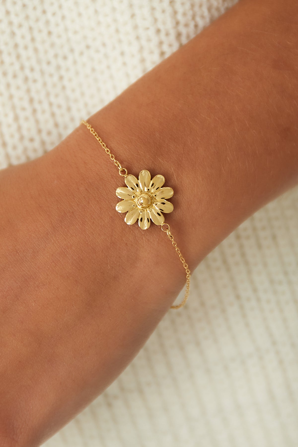 Goudkleurige stainless steel armband met grote bloem