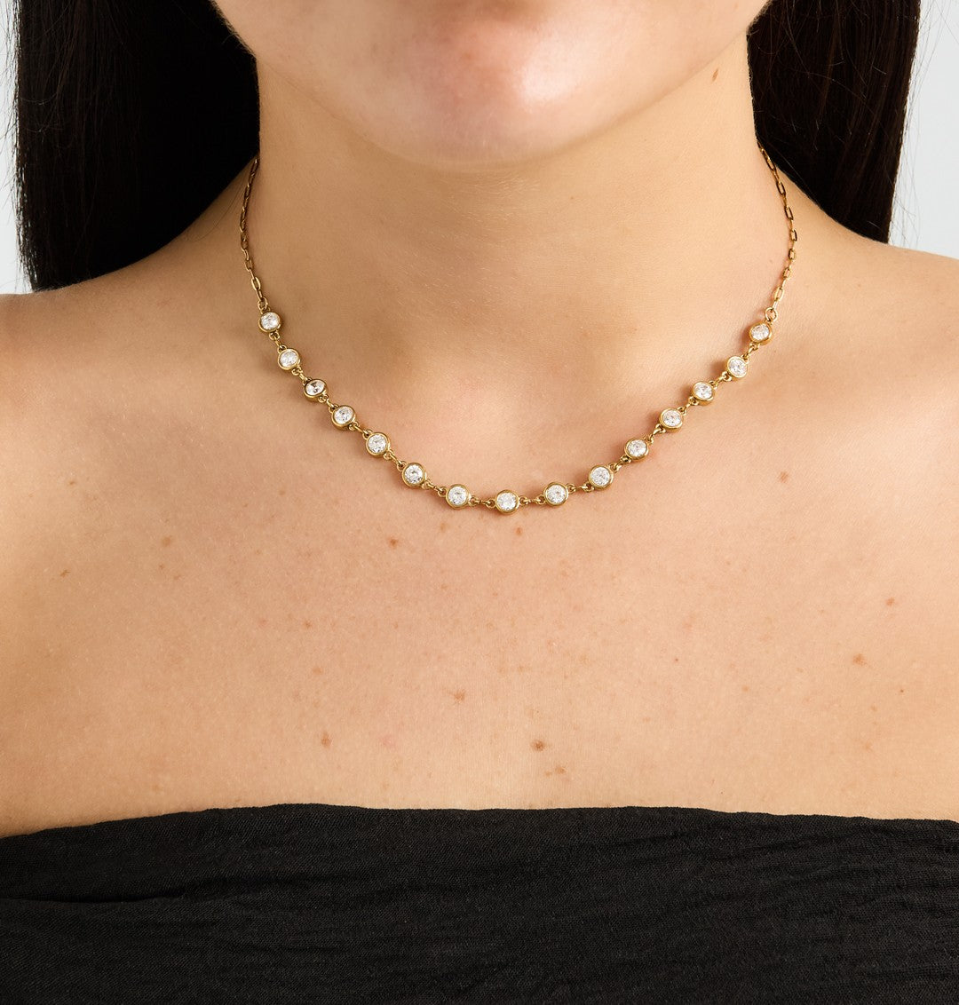 Goudkleurige korte stainless steel ketting met ronde strass steentjes, 39 cm + 5 cm verlengketting.