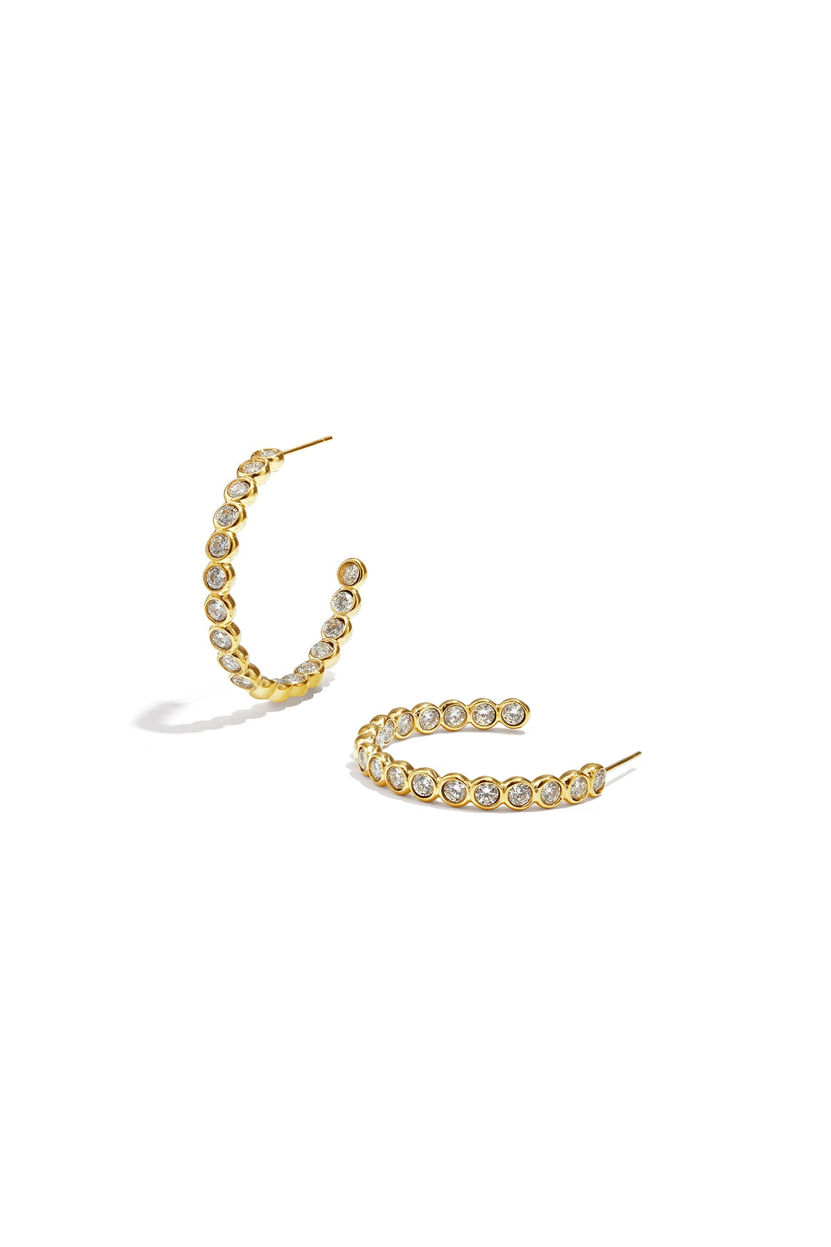 Goudkleurige stainless steel oorringen met ronde strass steentjes rondom, 2,9 x 2,9 cm.