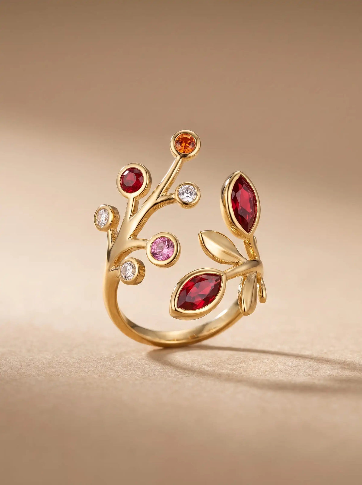 Goudkleurige verstelbare Autumn Bloom ring van stainless steel met takjes, blaadjes en steentjes in rood, roze, oranje en transparant.