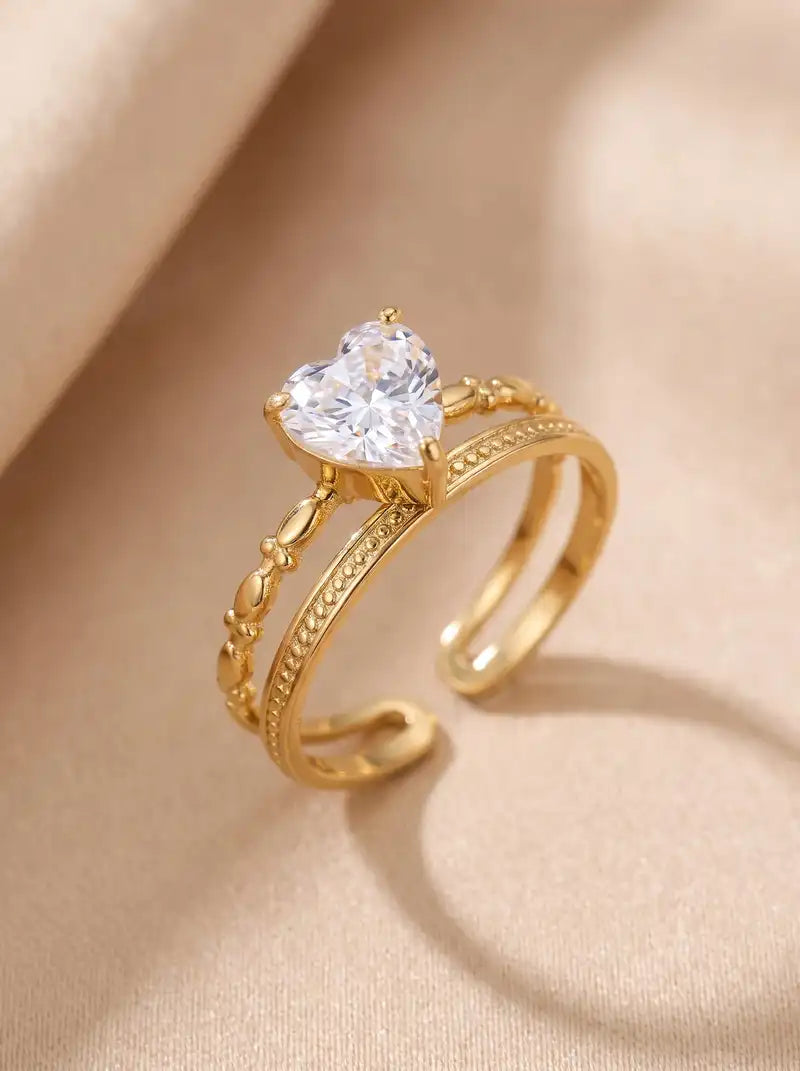 Goudkleurige verstelbare Crazy in Love ring van stainless steel met dubbele band en groot hartvormig strass steentje.