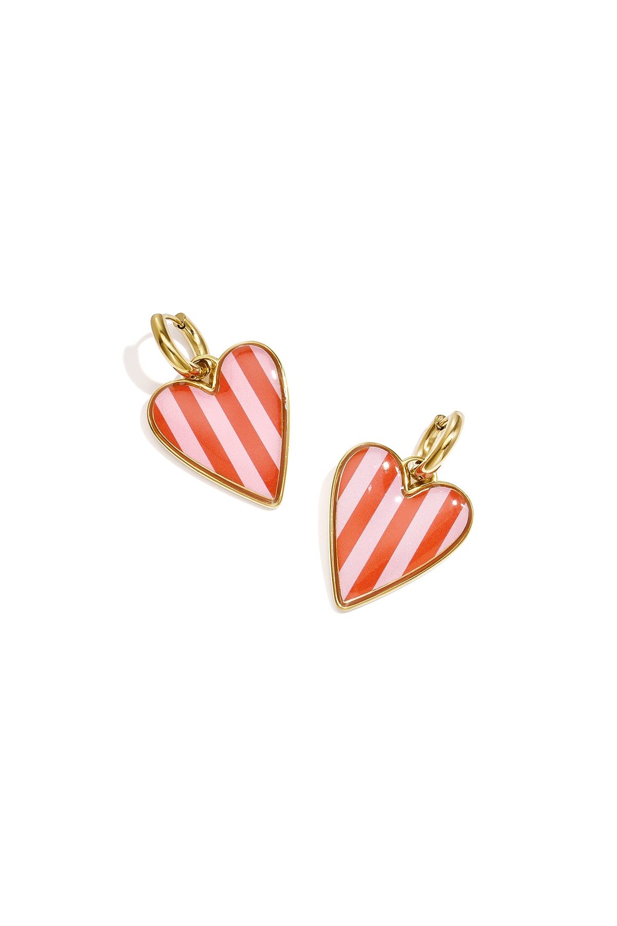 Goudkleurige stainless steel oorringen met groot gestreept hart in roze en rood