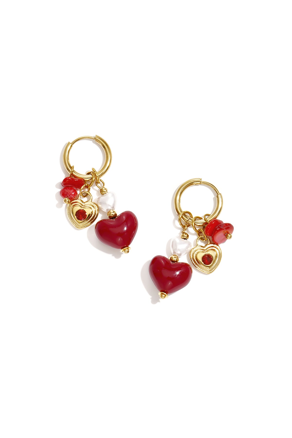 Goudkleurige stainless steel oorringen met rode hartjes, rood steentje en verschillende bedels