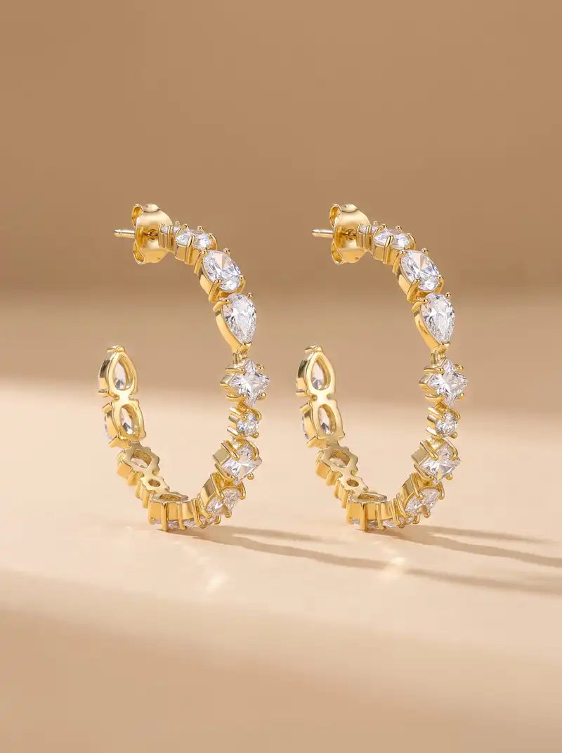 Grote goudkleurige Jackpot hoops van stainless steel met strass steentjes in verschillende vormen.