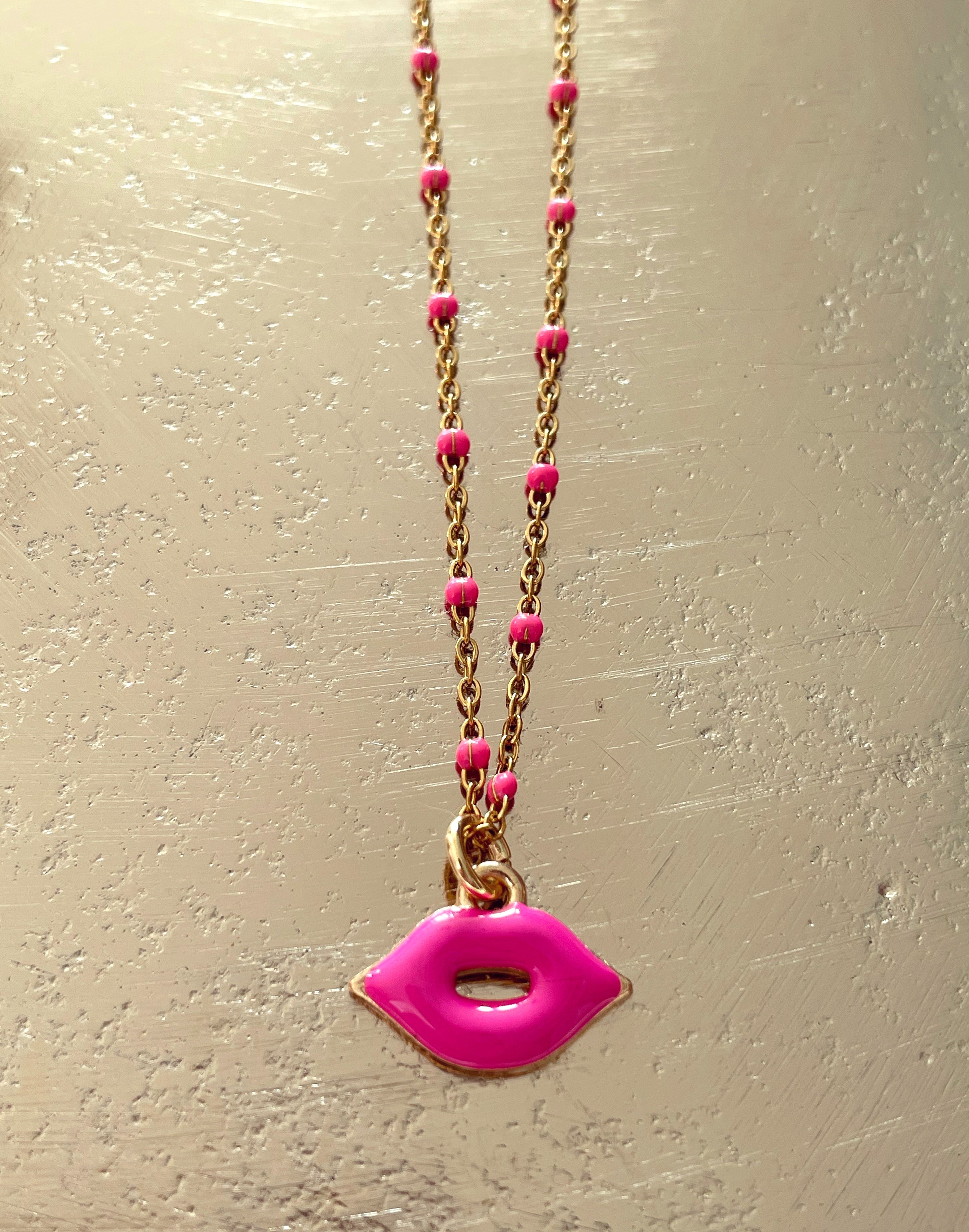 Ketting met roze lippen