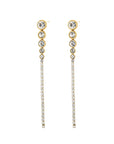 Lange goudkleurige stainless steel oorbellen van 7 cm met ronde strass steentjes en twee smalle hangende slierten