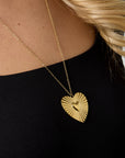 Goudkleurige lange stainless steel ketting met groot stralend hart en klein hartje in het midden