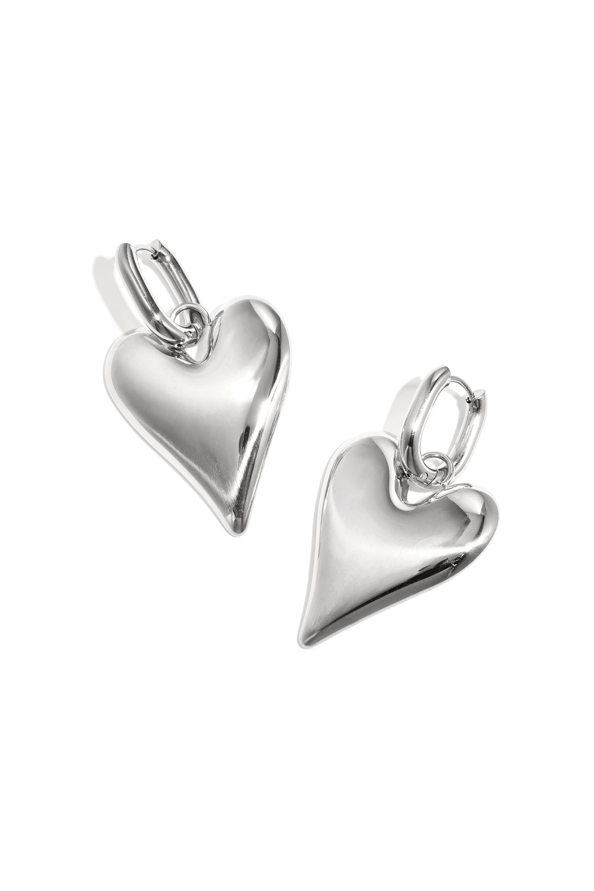 Zilverkleurige stainless steel oorringen met grote hartjes hanger
