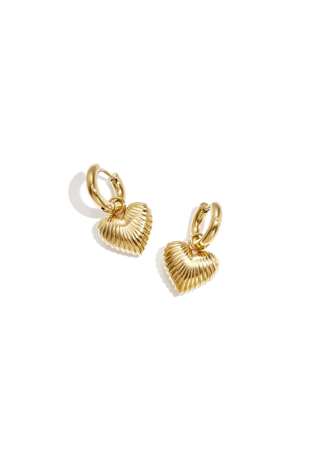 Goudkleurige stainless steel oorringen met hangend hart en stralend reliëf
