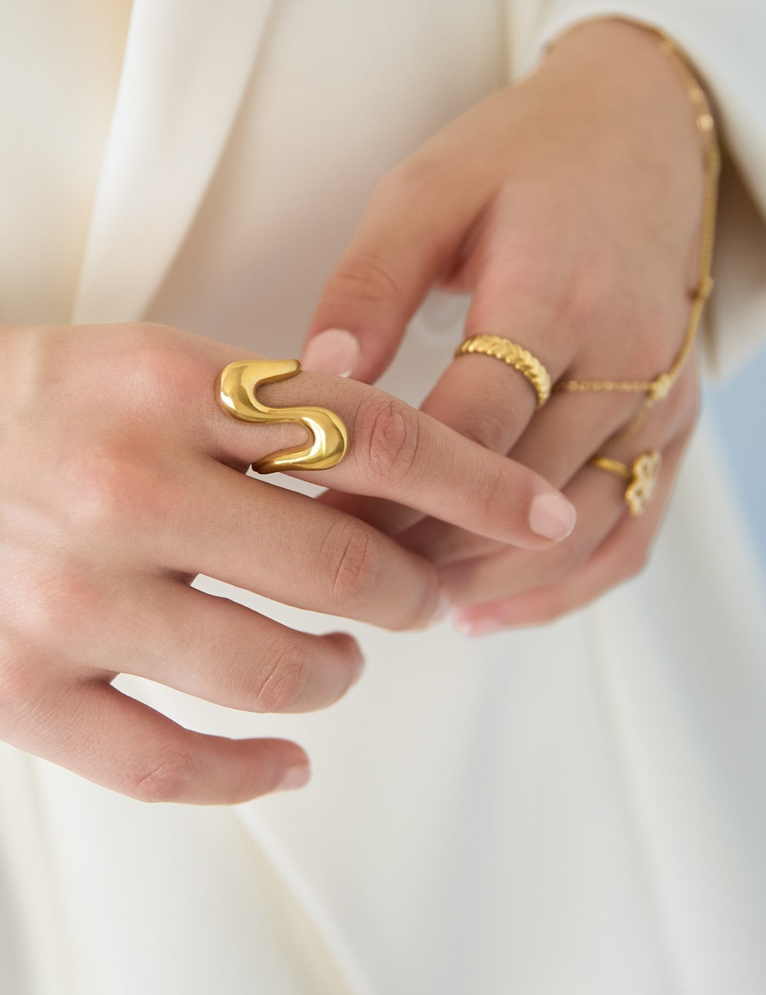Goudkleurige verstelbare stainless steel ring met brede golvende vorm