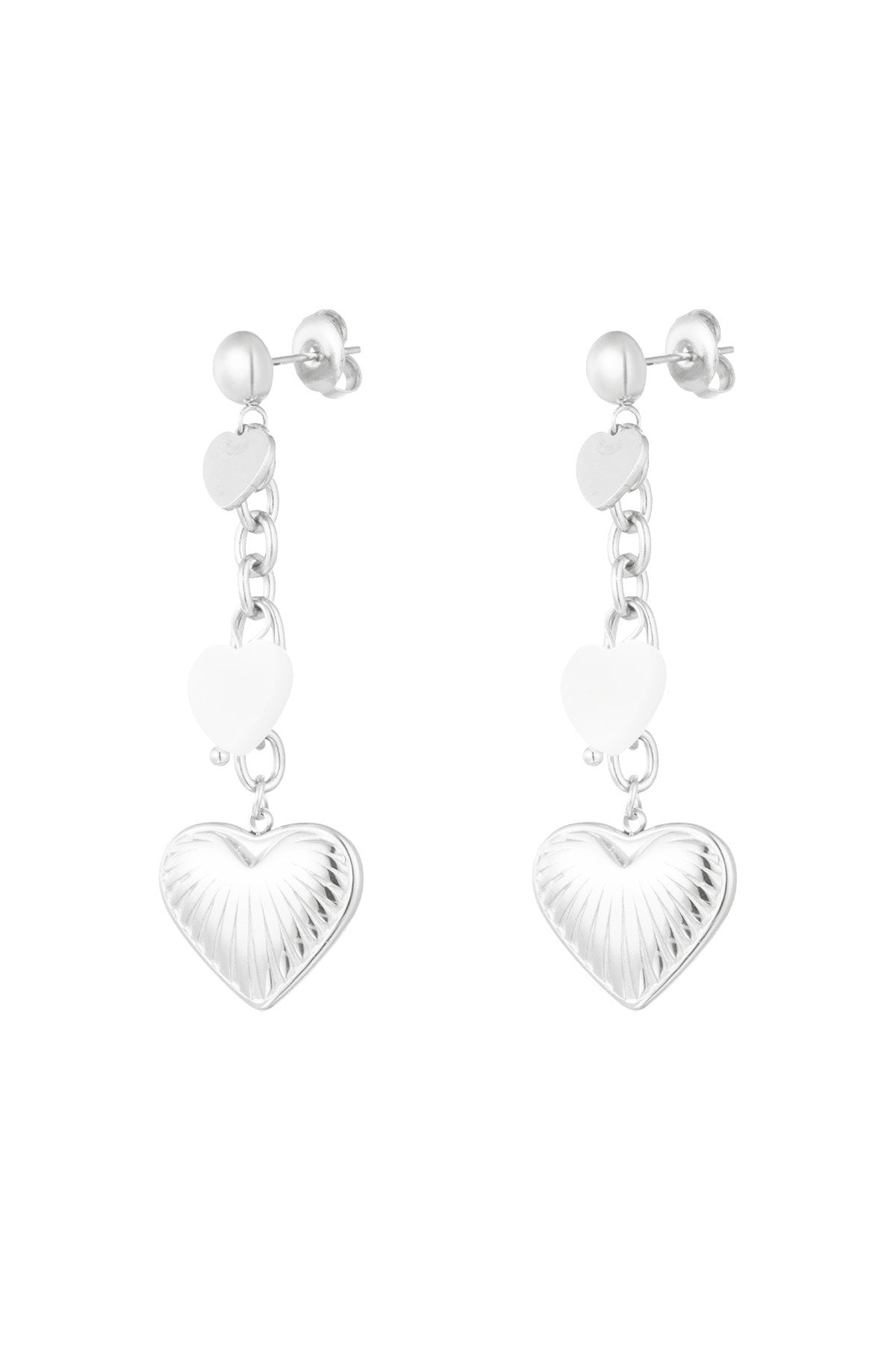 Zilverkleurige hartjes oorbellen van stainless steel met wit hart
