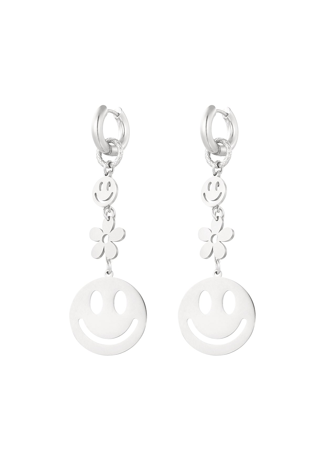 Zilverkleurige stainless steel oorringen met smiley bedels en bloemen